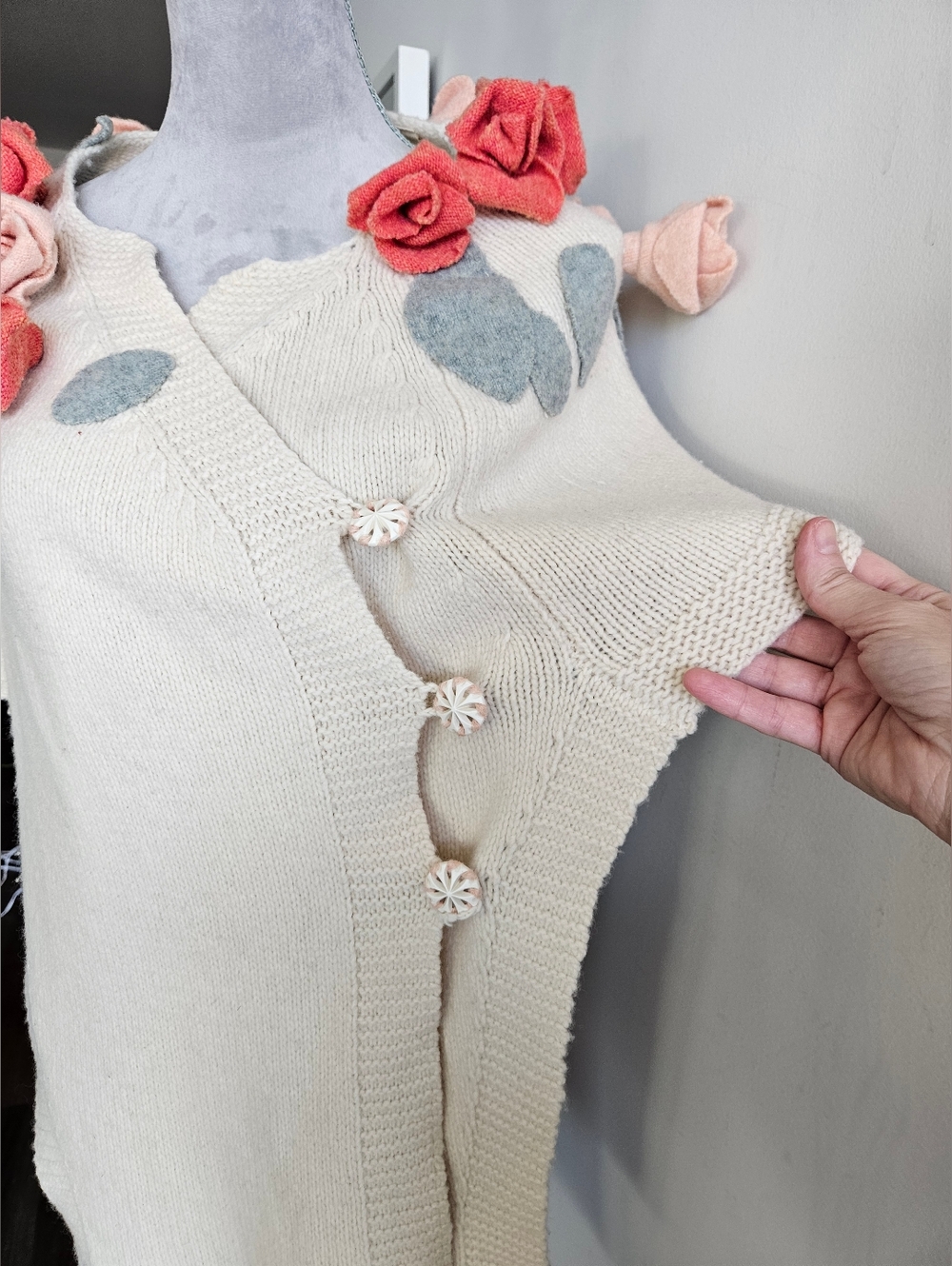 ANTHRO 3-D Roses Poncho - Picture 3 of 16